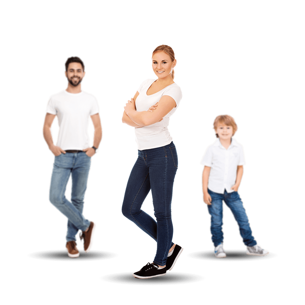 Darstellung von einem Mann, einer Frau und einen Kind. Alle haben ein weißes T-Shirt an und eine blaue Jeans. Die Frau befindet sich in der Mitte, der Mann links und das Kind rechts. Das Kind und der Mann sind unscharf und wirken dadurch in den Hintergrund gerückt.
