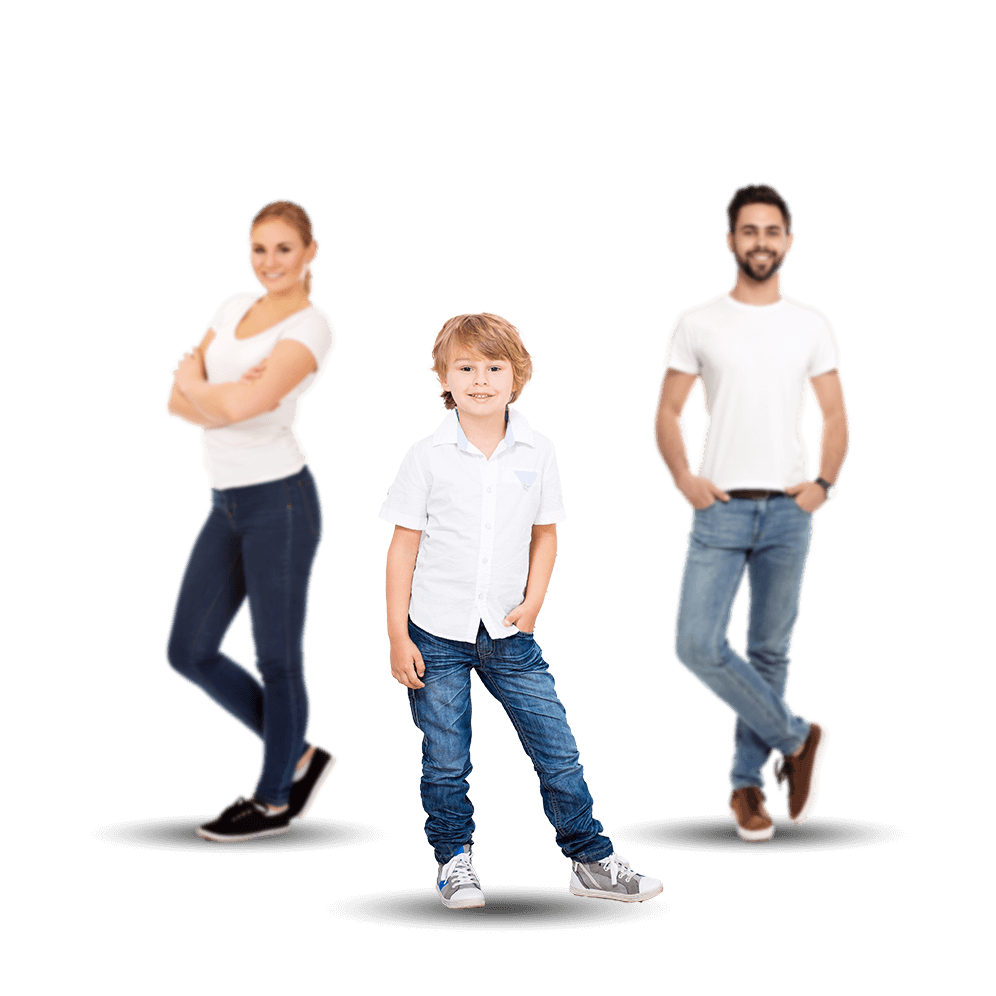 Darstellung von einem Mann, einer Frau und einen Kind. Alle haben ein weißes T-Shirt an und eine blaue Jeans. Das Kind befindet sich in der Mitte, der Mann rechts und die Frau links. Die Frau und der Mann sind unscharf und wirken dadurch in den Hintergrund gerückt.